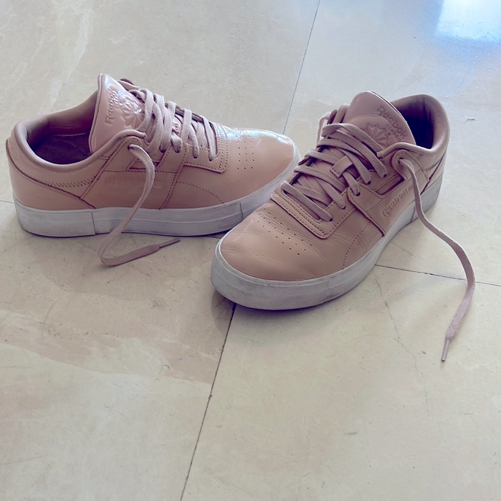 Reebok patent leather beige/cream sneakers